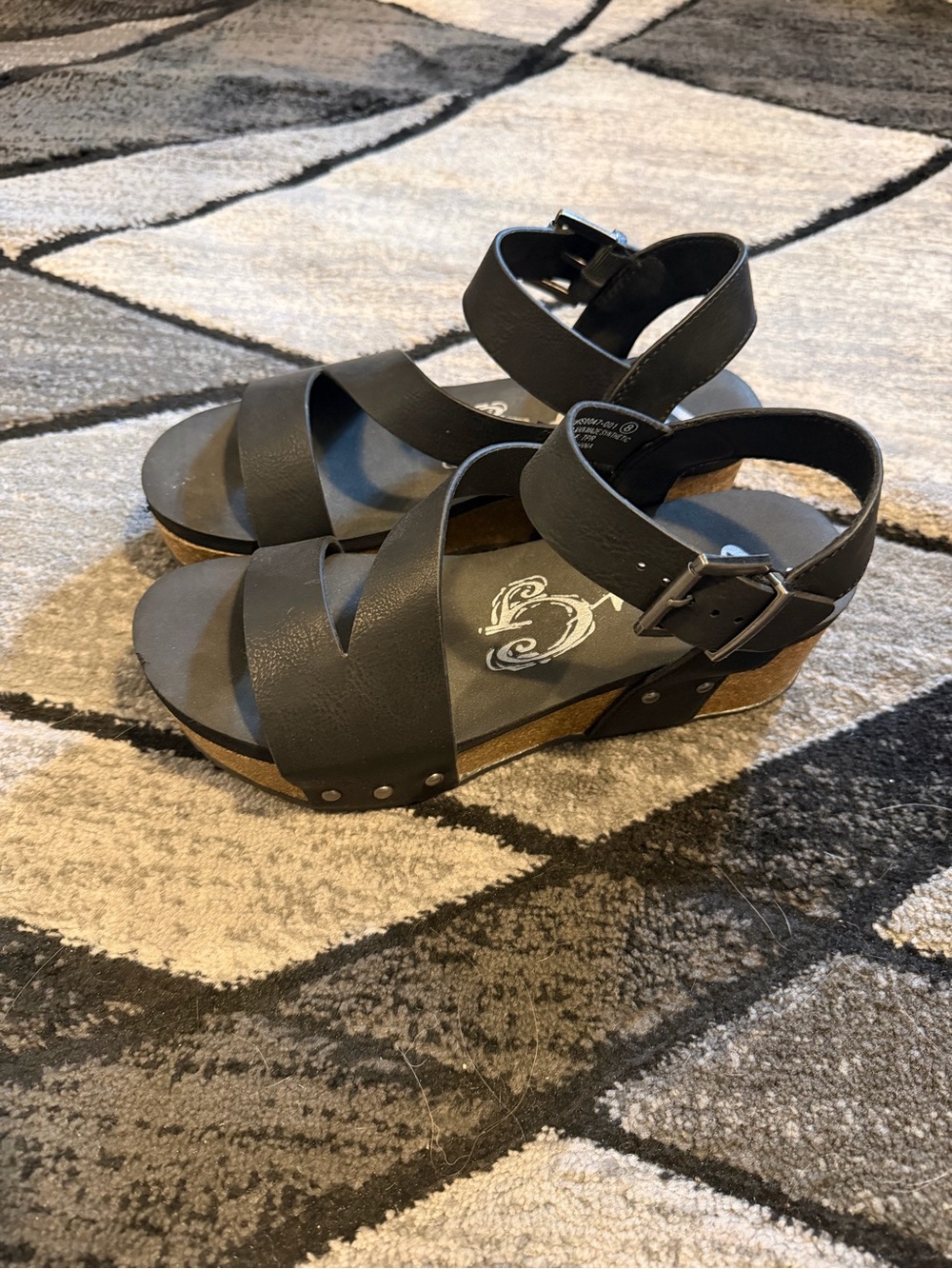 VERY G BLACK PLATFORM SANDALS